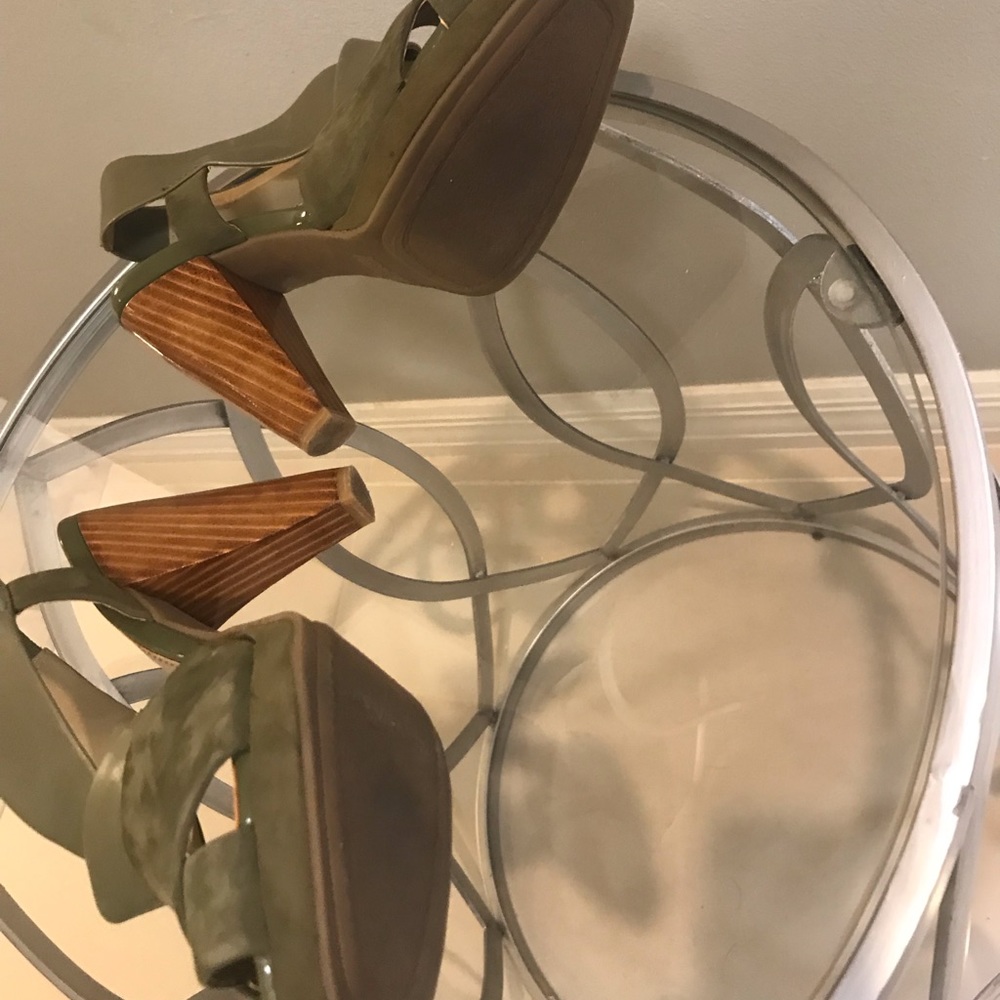 Olive Green Suede Kenneth Cole Sandals on size 6